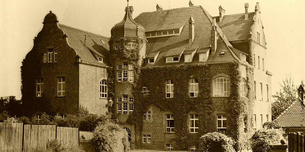 Historische Aufnahme des Sandsteingebäudes Historische Aufnahme des Sandsteingebäudes