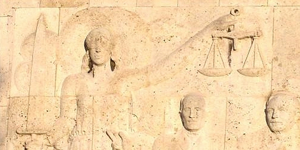 Justicia-Wandrelief am Verfassungsgerichtshof Stuttgart