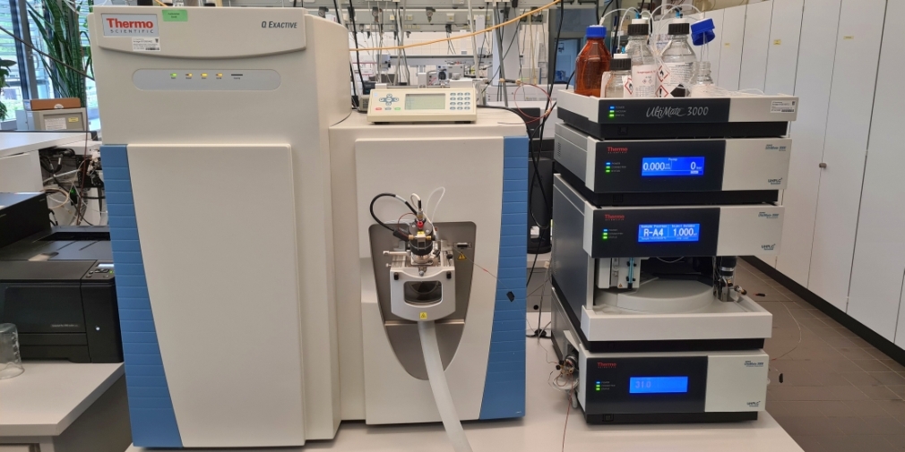 Flüssigkeitschromatograph gekoppelt mit Orbitrap-Massenspektrometer Flüssigkeitschromatograph gekoppelt mit Orbitrap-Massenspektrometer