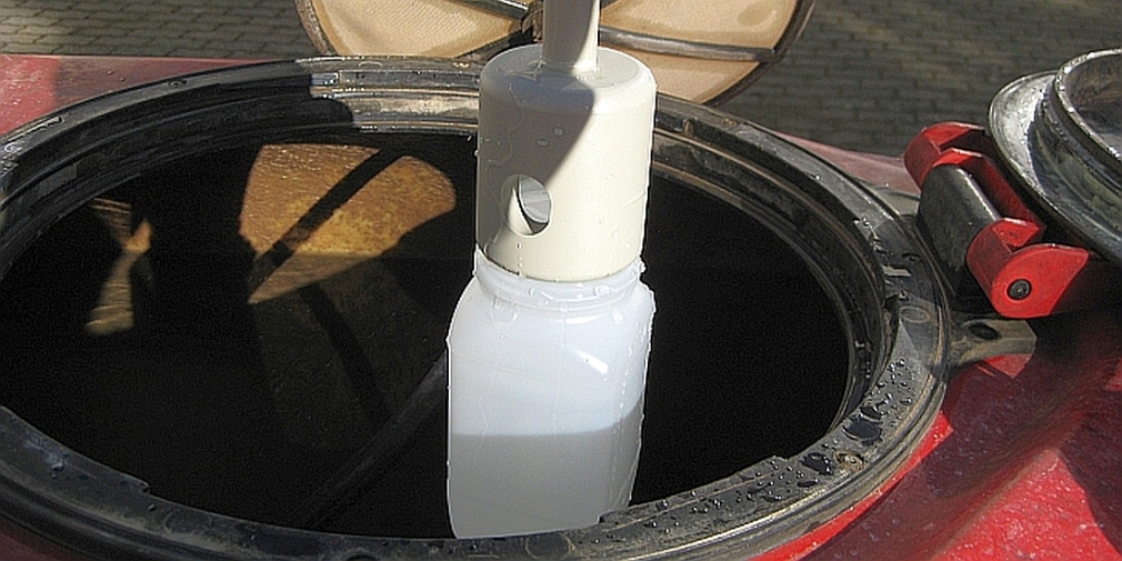 Probenahme von Behandlungsflüssigkeiten aus einem Spitztank