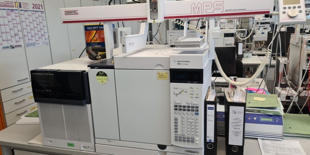 Gaschromatograph (GC) gekoppelt mit einem Massenspektrometer (MS) zur Trennung und Identifikation von Stoffgemischen.
