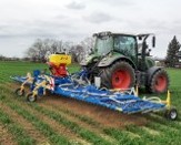 Traktor beim Strigeln