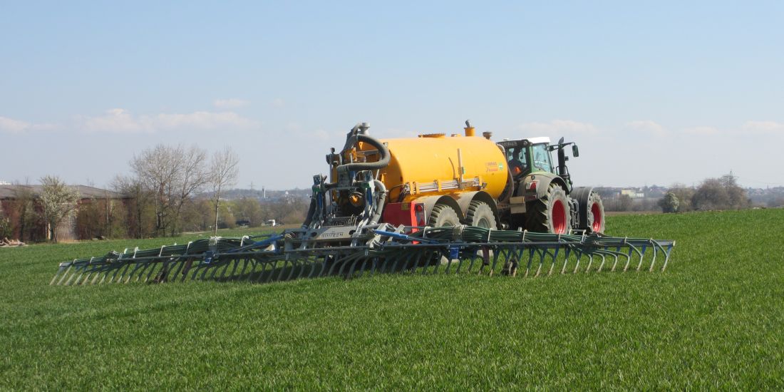 Verlustarme Gülleaufbringung mit Schleppschuhverfahren