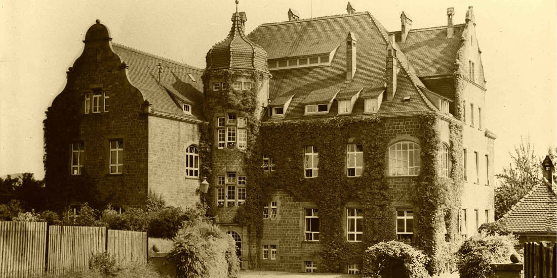 Historische Aufnahme des Sandsteingebäudes