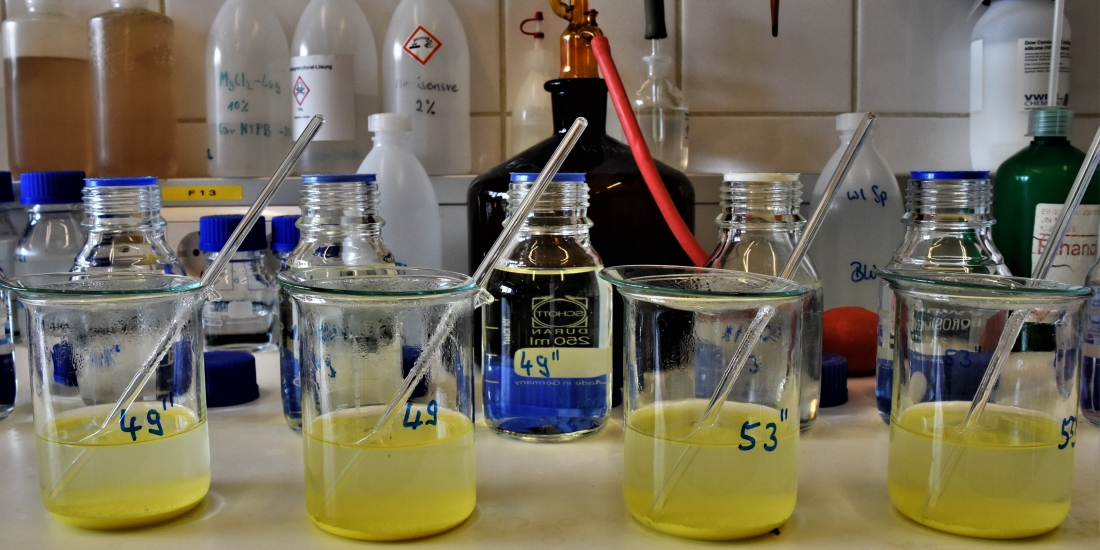 Gravimetrische Bestimmung von Phosphat als Chinoliniummolybdatophosphat in Düngemittelextrakten.