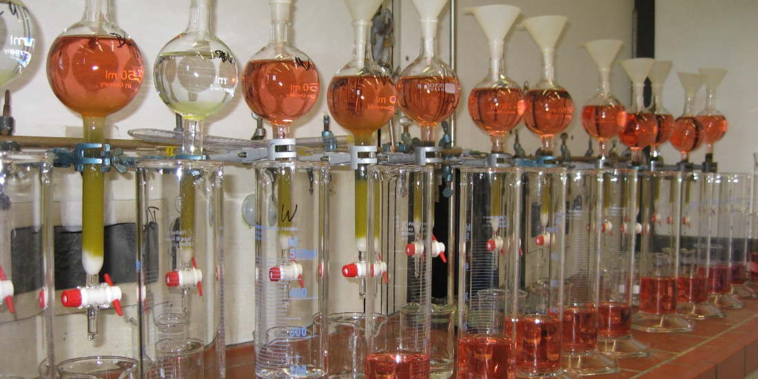 Untersuchungen (Foto: Yvonne Dwarnicak/LTZ) Versuch in einem Labor