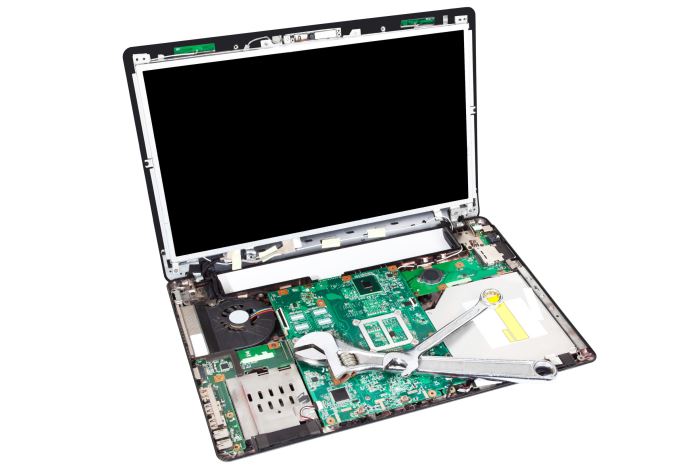 Geöffneter Laptop ohne Abdeckung und Tastatur mit dem Blick auf das Innenleben