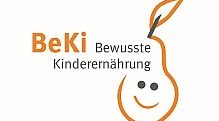 Logo der Landesinitiative BeKi mit stilisierter Birne mit Mondgesicht, Mund und Augen und SChriftzug