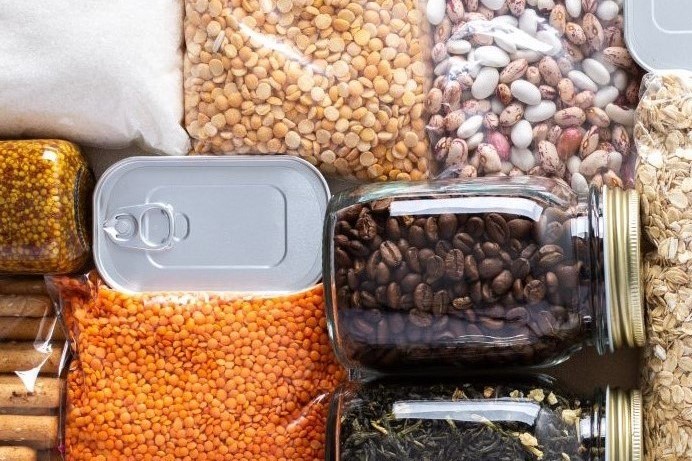 Allerlei Vorräte für Notfälle: Konserven, Linsen, Trockenbohnen, Kaffee, Salz, Z....Haferflocken ...